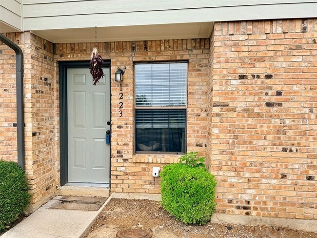 Building Photo - 1223 Dallas Dr