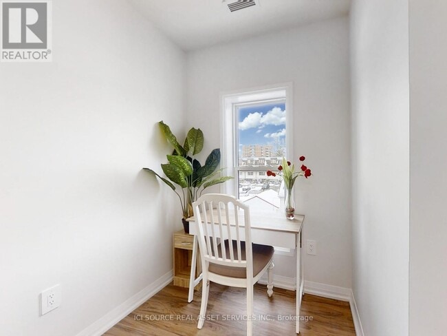 Photo - 233 Dunlop St W Unit 809