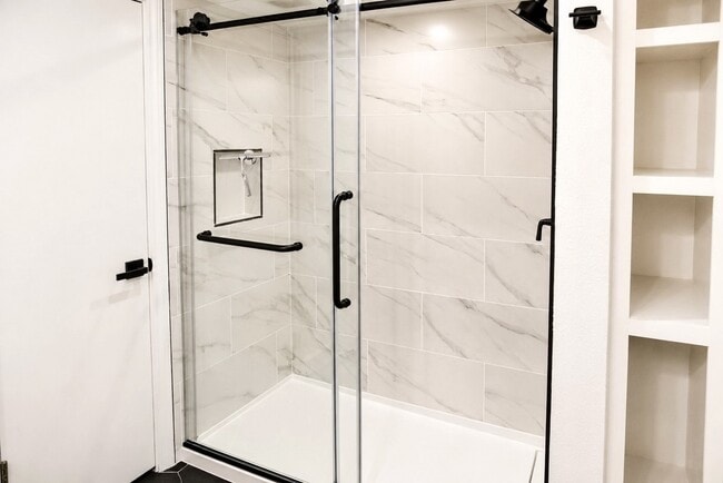 Building Photo - 2744 Briarhurst Dr Unit 31