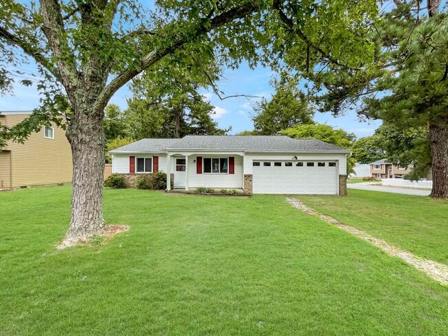 Building Photo - Beautiful 3-Bedroom, 1.5-Bath Rancher on C...