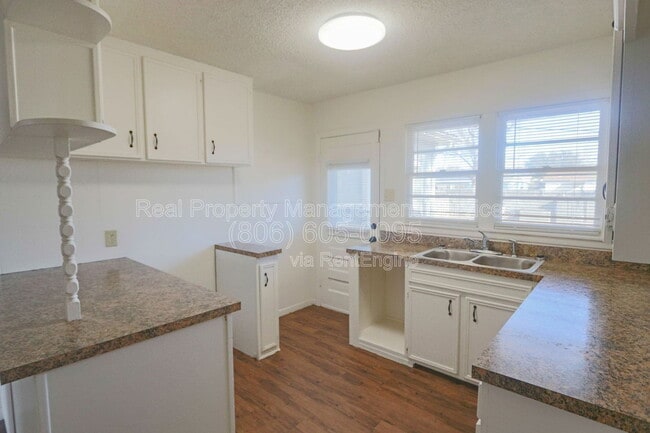 Photo - 3012 49th St