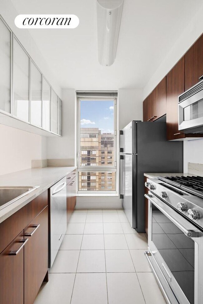 Photo - 215 E 96th St