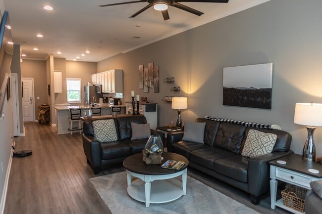 Building Photo - 107B White St