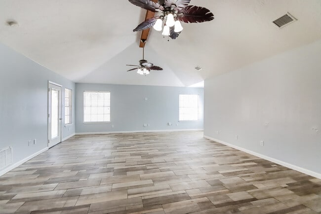 Photo - 810 Townley St