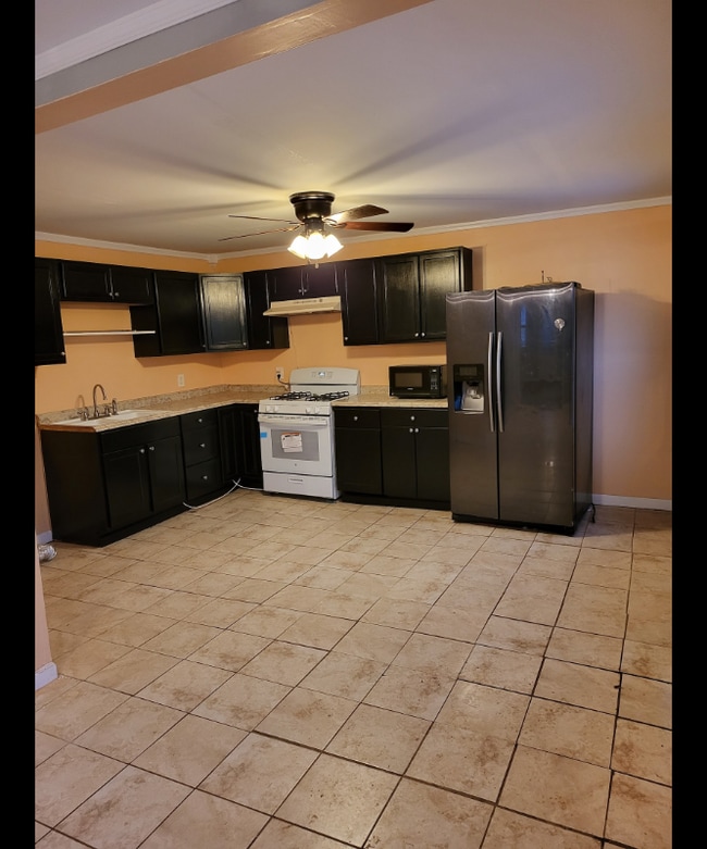 Building Photo - 107 Canaan St