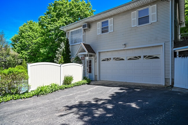 Building Photo - 3 Linden Pl