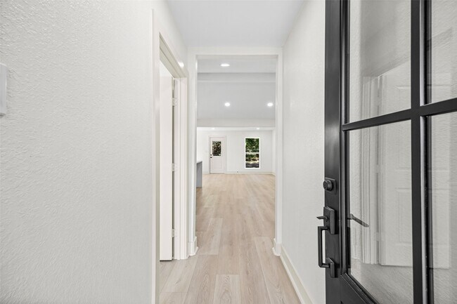 Photo - 1230 W Donovan St