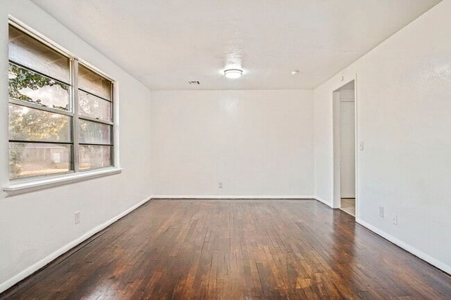 Photo - 1041 Hickory Ln