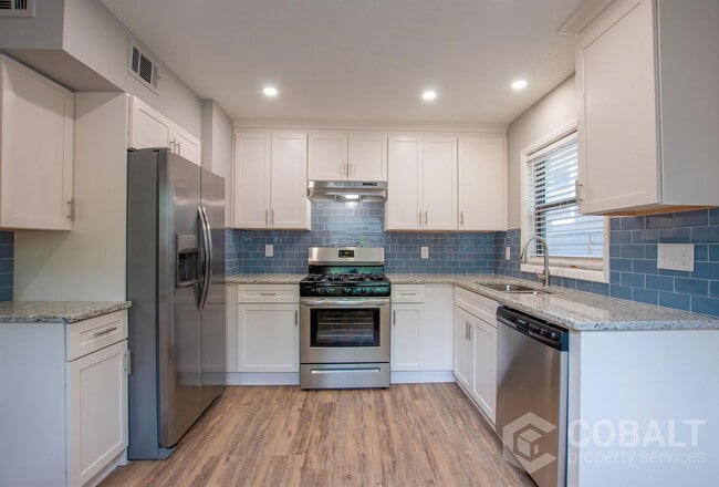 Photo - 886 St Charles Ave NE Unidad 1