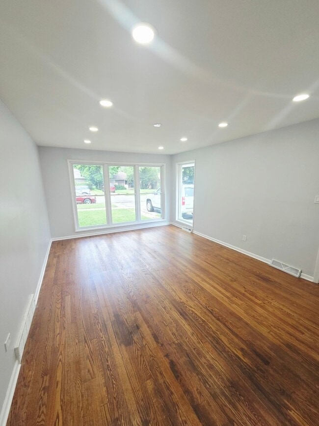 Photo - 14737 Kimbark Ave