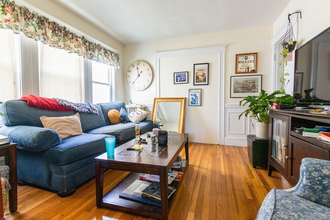 Building Photo - Brighton 4 Bed / 2 Bath – Spacious Layout – 9/1 Move-In