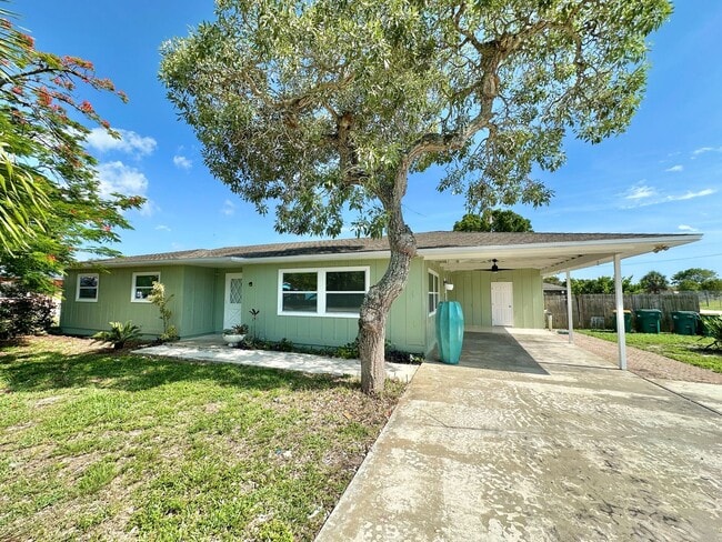 Building Photo - ** 3 BED / 2 BATH SINGLE FAMILY ** ANNUAL **  NAPLES GARDENS **