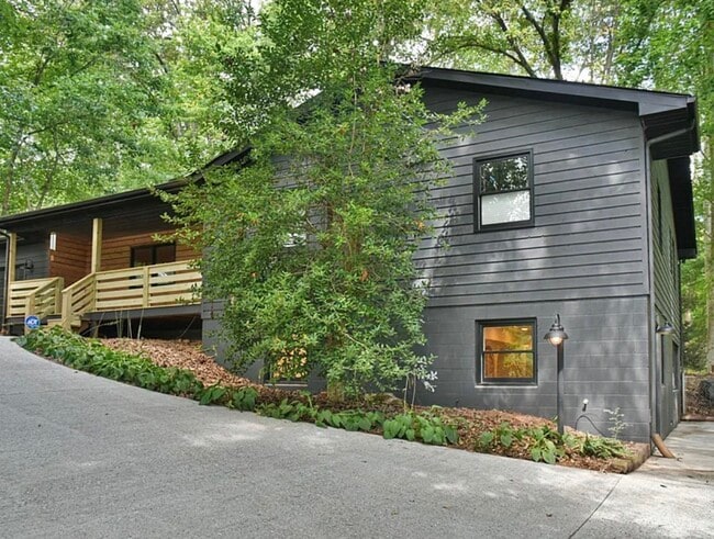 Building Photo - 20 English Pl Unit Lower