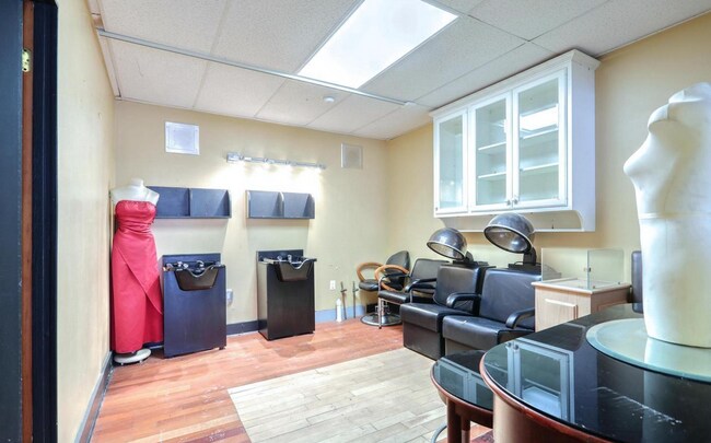 Photo - 23-25 E King St Unit 23 E King St - Store Front - #1