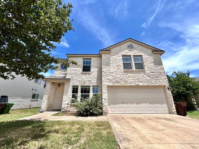 Building Photo - Spacious 4/BR 2.5/BA Home with Large Fence...