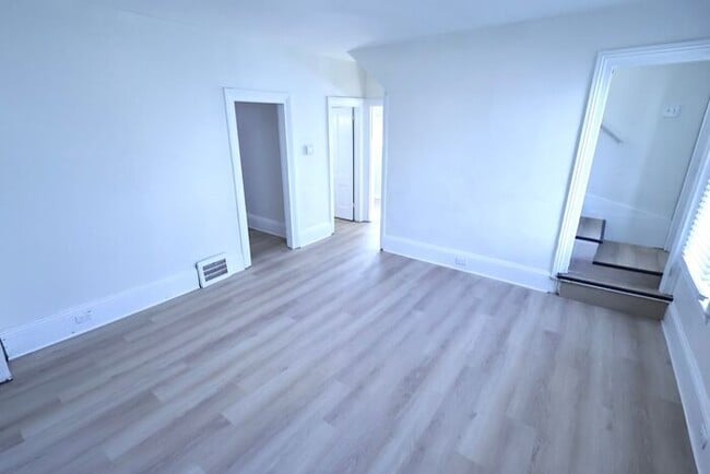 Photo - 570 Dayton St