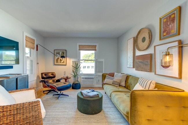 Photo - 2057 Middle St