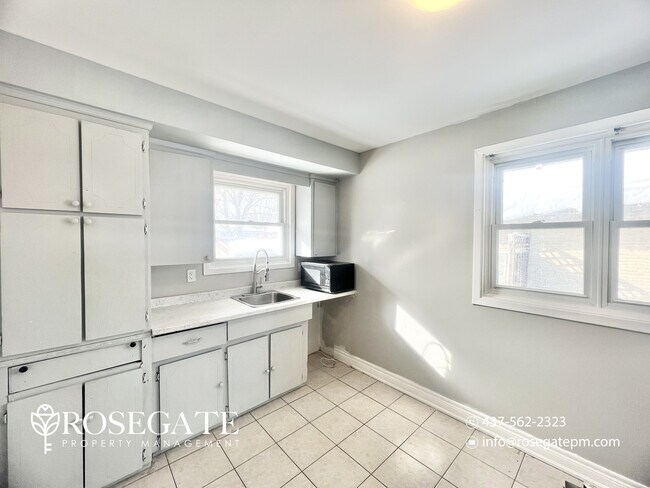 Photo - Spacious 3-Bedroom Main Level Apartment with Parking in London, Ontario Unité 1