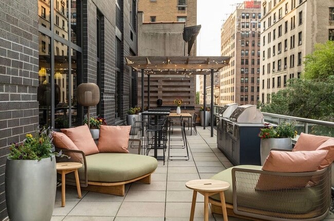 Building Photo - 250 W 93rd St