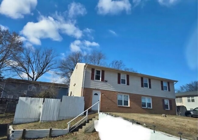 Building Photo - 300 Red Oak Dr