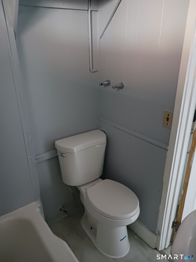 Building Photo - 26 Crescent St Unit 4