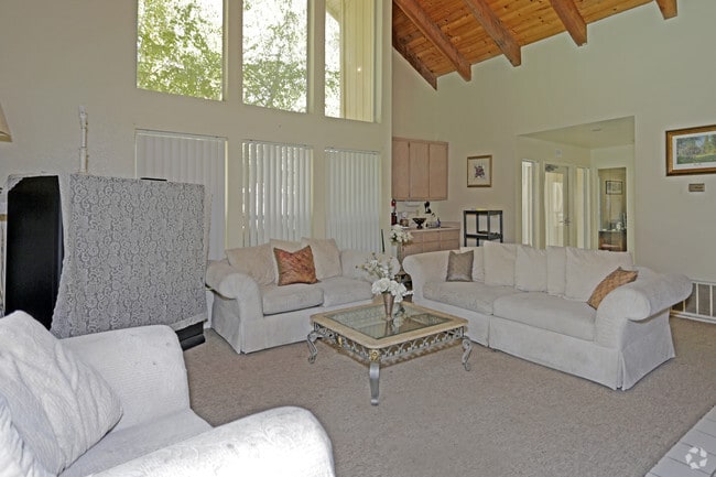 Clubhouse - River Oaks Apartments
