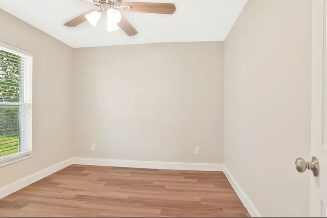 Photo - 678 Regency Way