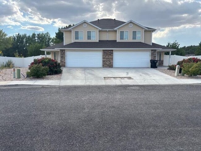 2633 N Shady Place