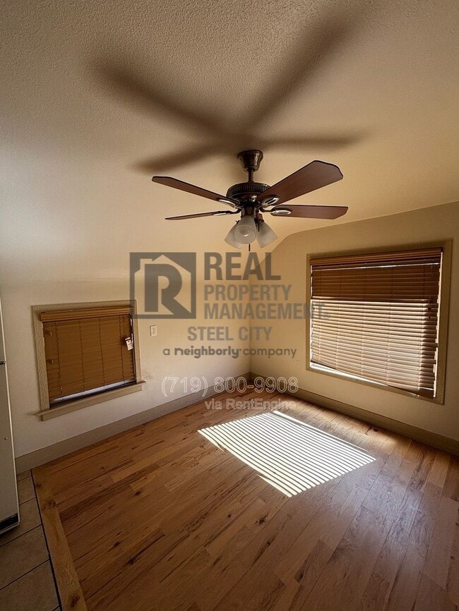 Building Photo - 902 W 11th St Unit 4