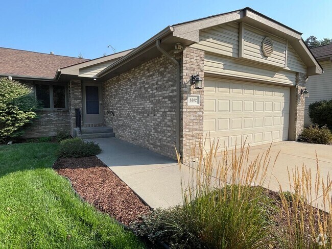 Building Photo - Spacious East Lincoln Townhome