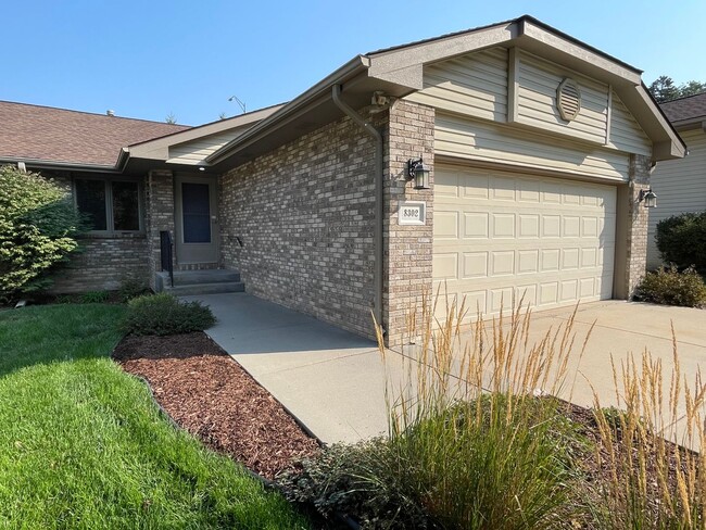 Spacious East Lincoln Townhome - Spacious East Lincoln Townhome