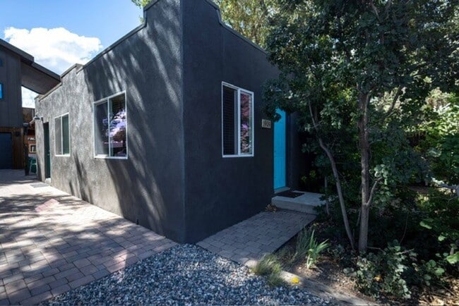 Building Photo - 2 Bed 1 bath_Home_Great location in East F...