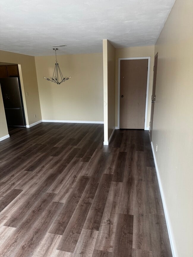 Building Photo - 4999 Mercedes Dr Unit Five