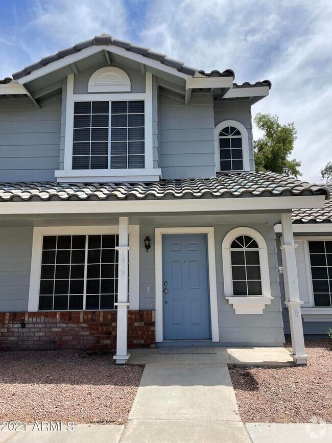 Building Photo - Remodeled 2 bed/1.5 bath townhome in the s...