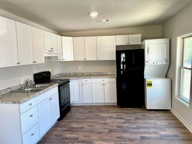 Newly Remodeled 2 bed / 1 bath - Newly Remodeled 2 bed / 1 bath House