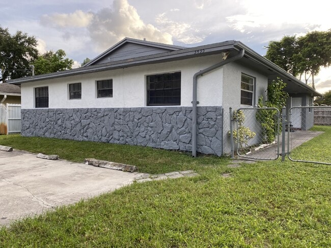 Building Photo - 3435 SW 62nd Way Unit B