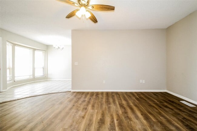 Photo - 1004 Cambridge Dr