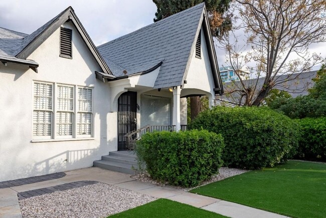 Building Photo - Private Style 1 Bedroom Studio