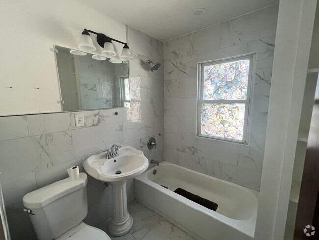 Building Photo - 4 Bed 2 Bath Single Family Home Available!