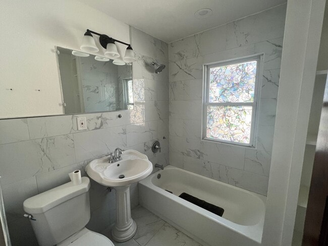 4 Bed 2 Bath Single Family Home Available! - 4 Bed 2 Bath Single Family Home Available!