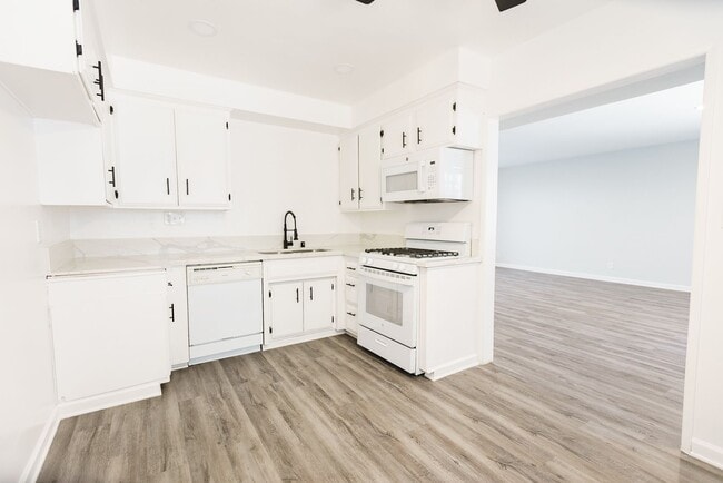 Photo - 18404 Vincennes St