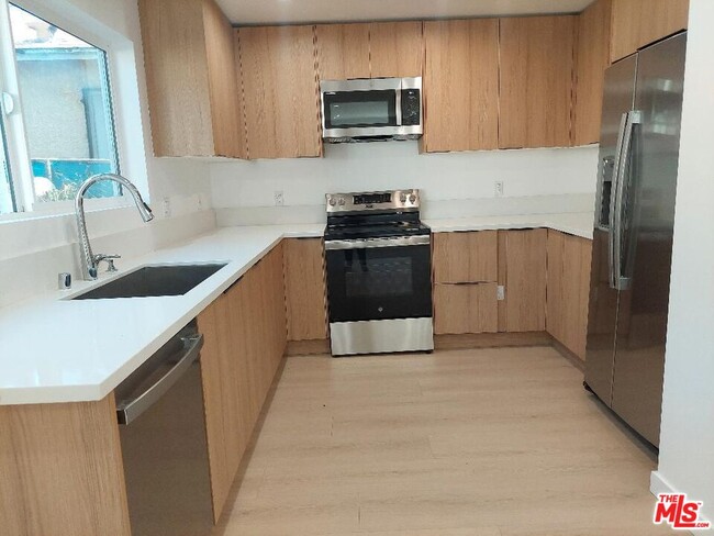 Building Photo - 130-130 1/4 W 59th Pl Rental