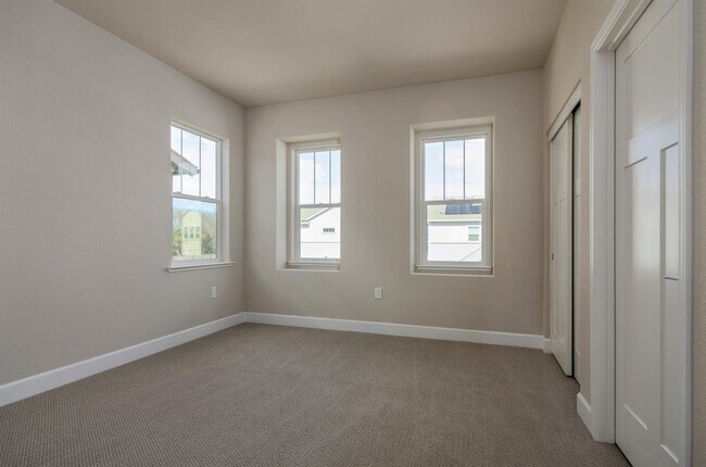 Photo - 906 Woodbury Ln