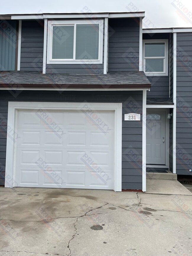 Building Photo - 3 bedroom Remodeled Townhome