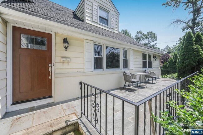 Photo - 122 Village Cir W