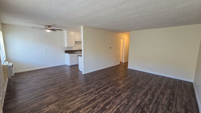 Building Photo - w510 Unit B