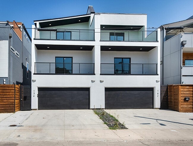Building Photo - Modern Munger Place townhome with city sky...