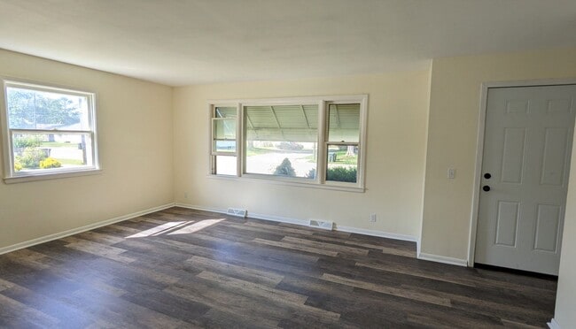 Photo - 1692 Roberts St