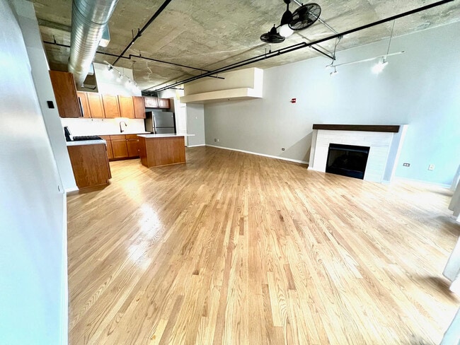 Photo - 933 W Van Buren St Unit 302