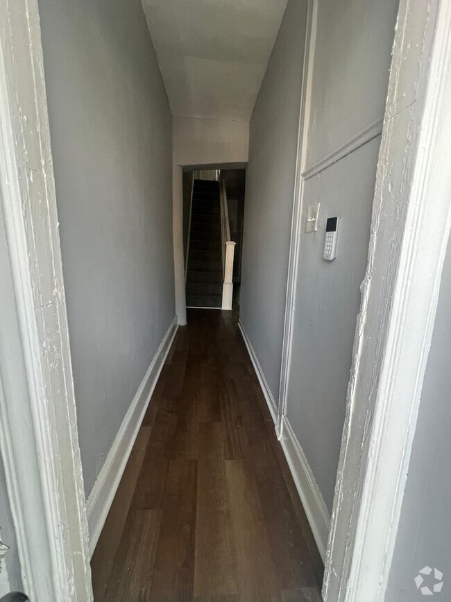 Building Photo - Four Bedroom One Bathroom Unit Recently Re... Rental